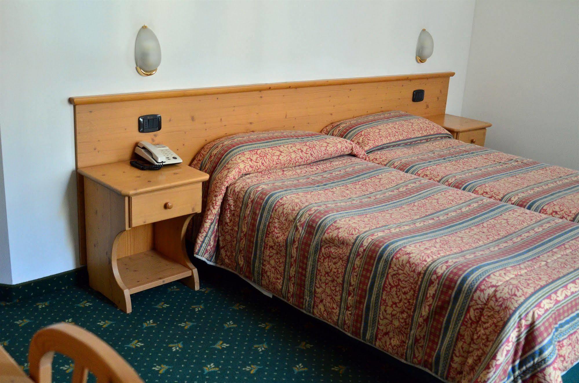 Alp Hotel Dolomiti Dimaro Ngoại thất bức ảnh